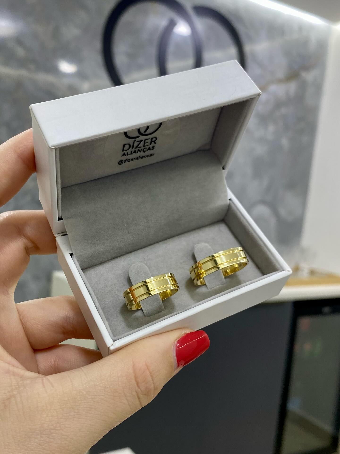 Par de alianças Dízer em ouro 18K, na caixinha da marca